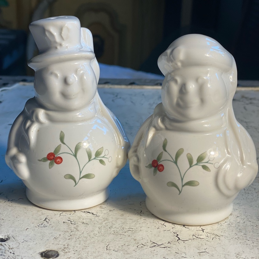 Pfaltzgraff Winter Berry Snow People Salt & Pepper